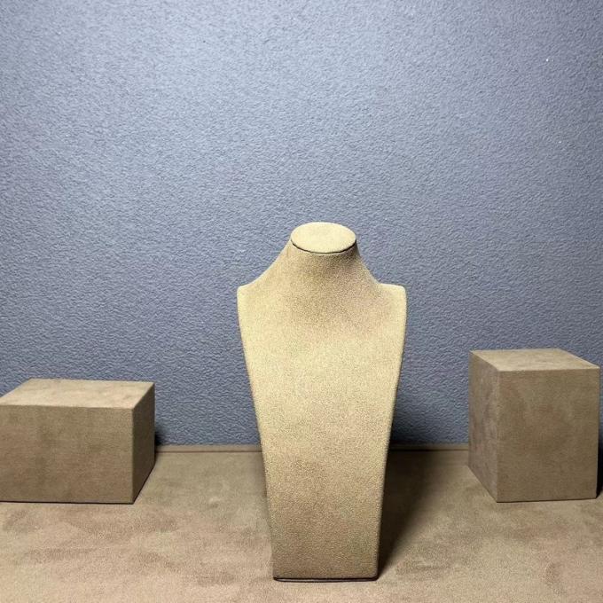 A joia média da exposição do suporte do suporte pequeno da colar de Microfiber de veludo de Brown está o organizador Displays da joia do busto do manequim para mostras do evento da loja